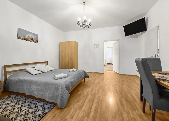 Modern Three-bedroom, Triple King Beds Apartment