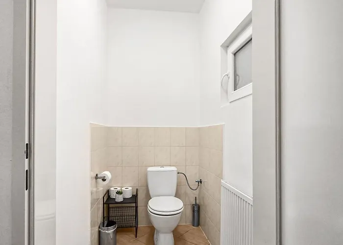 Modern Three-bedroom, Triple King Beds *