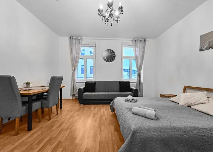 Modern Three-bedroom, Triple King Beds Wien