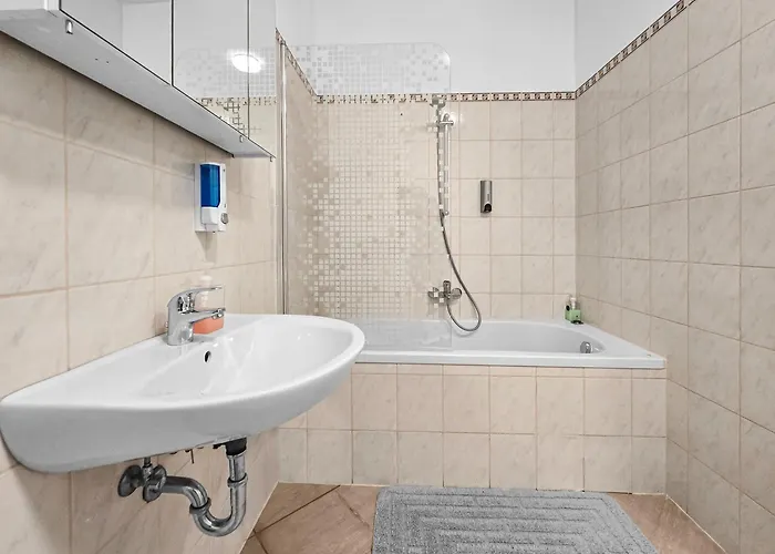 Apartment Modern Three-bedroom, Triple King Beds *