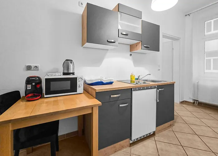 Modern Three-bedroom, Triple King Beds Apartment Wien